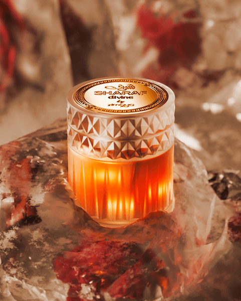 A bold harmony of warmth, sweetness, and timeless allure